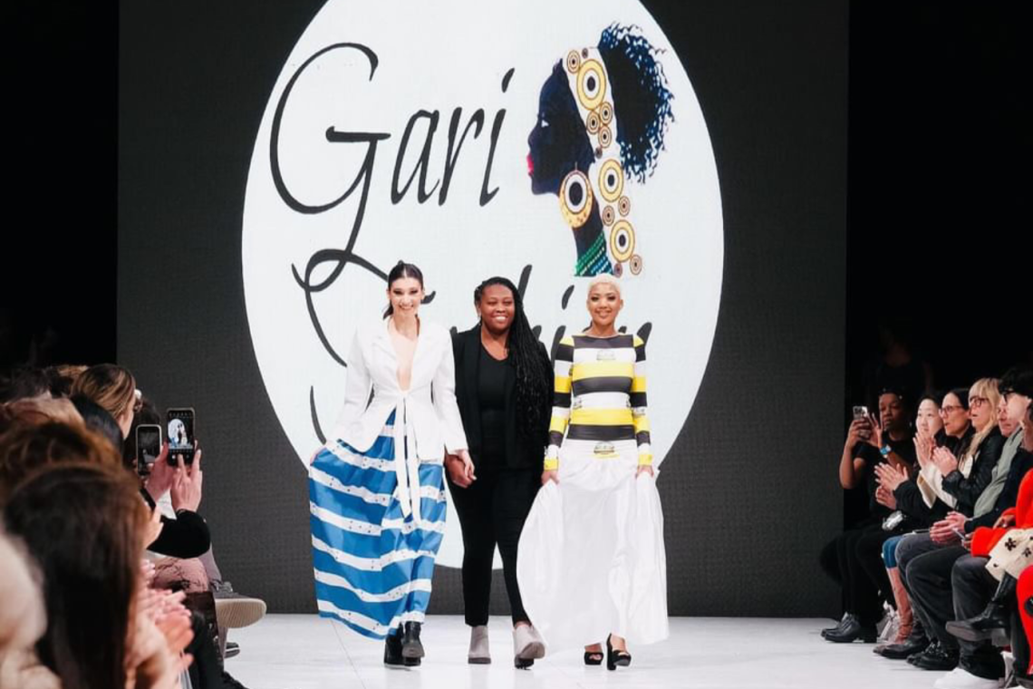 La moda se destaca como una poderosa herramienta de expresión cultural y fomento de la diversidad. En la última Bureau Fashion Week de Nueva York, Ligia Moreira, una diseñadora hondureña, destacó al presentar su colección GARIFASHION, que celebra la rica herencia de la comunidad garífuna. Cada pieza, desde los textiles vibrantes hasta los detalles meticulosos, narraba una historia de tradición y orgullo cultural. En una entrevista exclusiva, Moreira comparte sus reflexiones sobre esta experiencia única y su visión para el futuro de la moda garífuna.