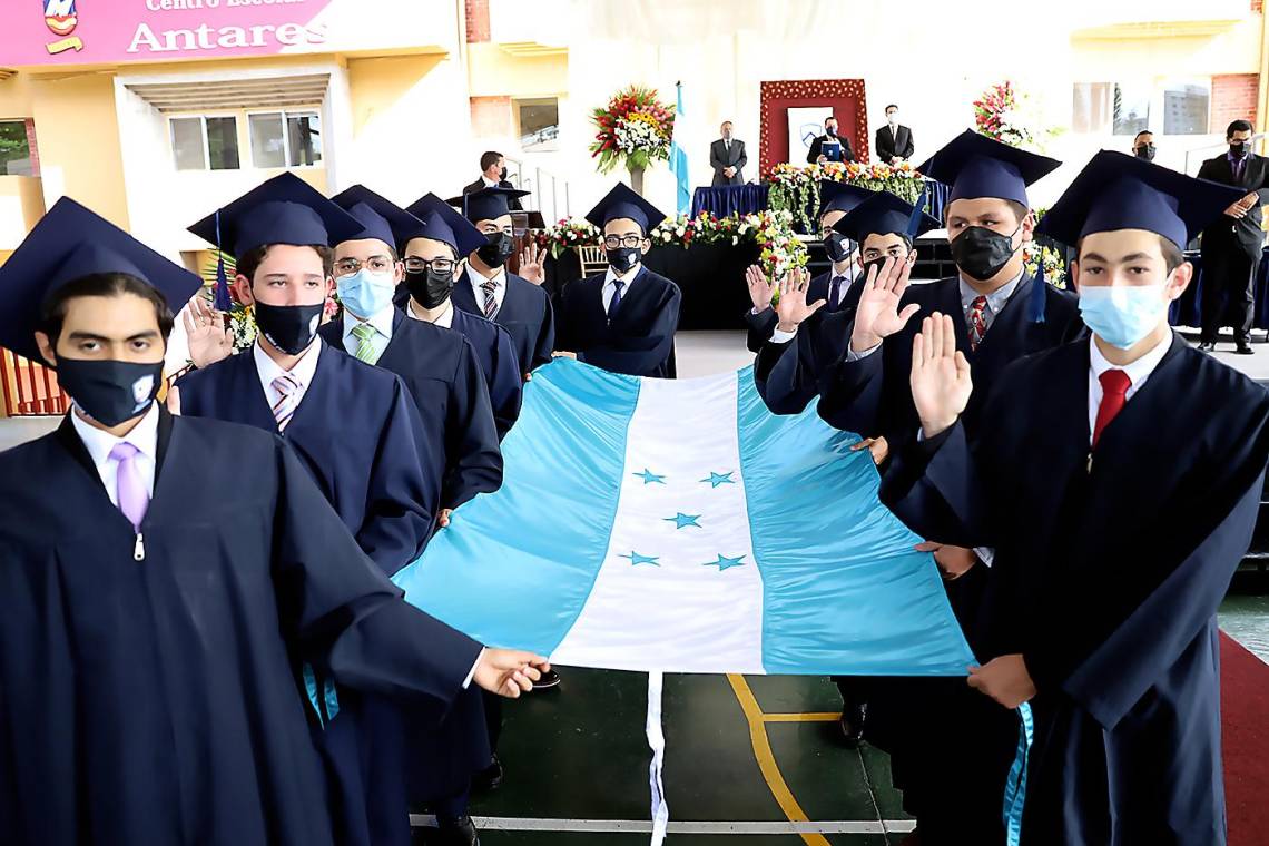 La espera terminó y la clase 2022 del Centro Escolar Aldebarán recibió su título de high school durante un solemne acto. Luego de la juramentación de la bandera, los jóvenes desfilaron entusiastas al escenario, donde autoridades escolares les entregaron sus diplomas enmedio de los aplausos de padres y familiares con quienes celebraron este importante logro académico.