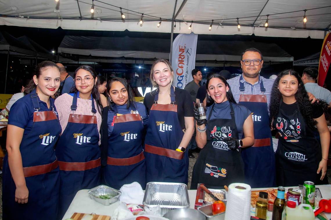 Bajo el calor de las brasas y el aroma inconfundible del asado, Supermercados Colonial celebró la décima edición de su esperado <i>Master Grilling con Colonial</i>, consolidándose como una de las experiencias gastronómicas más destacadas del año. Entre fuego, sabor y buena compañía, el evento reunió a invitados especiales, amantes de la parrilla y expertos culinarios en una velada donde la cocina se convirtió en espectáculo y punto de encuentro.