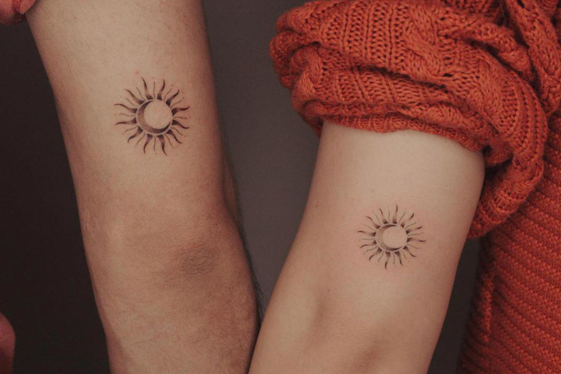 Los tatuajes de pareja pueden ser un tema polarizante, pero algunos tatuadores creen que los tatuajes a juego han evolucionado en los últimos años. A continuación, se presentan algunos tatuajes minimalistas que se pueden hacer con la pareja. Estos sirven como un recordatorio físico y permanente de una persona, un compromiso, una atención, una experiencia, un sentimiento o un momento.