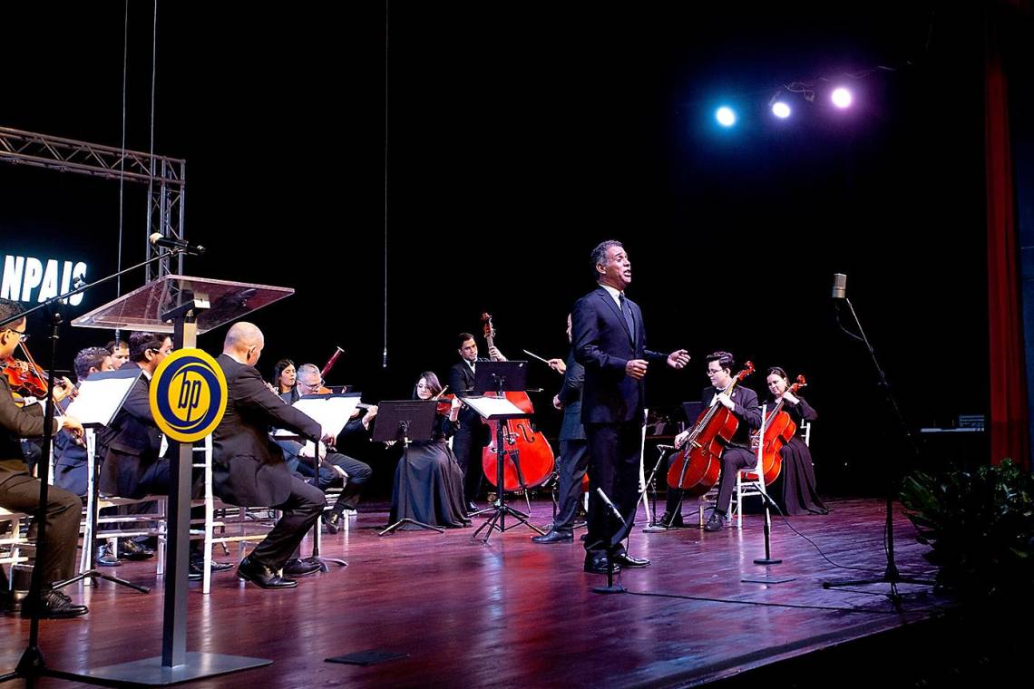 El aplauso entusiasta del público fue innegable durante la presentación de los aclamados artistas, llenando el ambiente de energía y emoción.