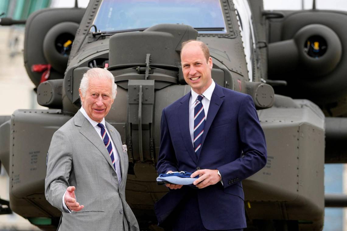 El rey Carlos III de Inglaterra en el Centro de Aviación del Ejército en Middle Wallop, donde entregó oficialmente el cargo de Coronel en Jefe del Cuerpo Aéreo del Ejército a su hijo, el Príncipe William (Photo by Kin Cheung / POOL / AFP)