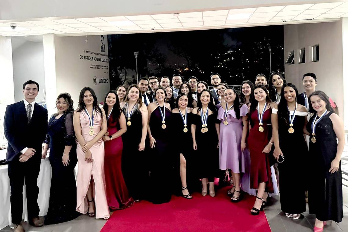 UNITEC celebró el evento Interns’ Farewell, una despedida especial dedicada a los estudiantes de Medicina y Cirugía que están por iniciar su internado. Esta actividad marcó el cierre de su etapa universitaria y reconoció el compromiso, la vocación y la preparación integral con la que han sido formados para ejercer la medicina con responsabilidad, empatía y excelencia. UNITEC reafirma su compromiso de formar profesionales capaces de innovar y destacar a nivel nacional e internacional, llevando con orgullo los valores de la institución en cada paso de su carrera.