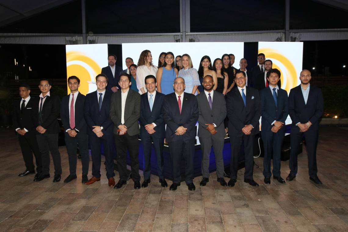 La undécima generación de becarios del Programa Crédito-Beca Hondufuturo recibieron sus reconocimientos en un solemne acto.