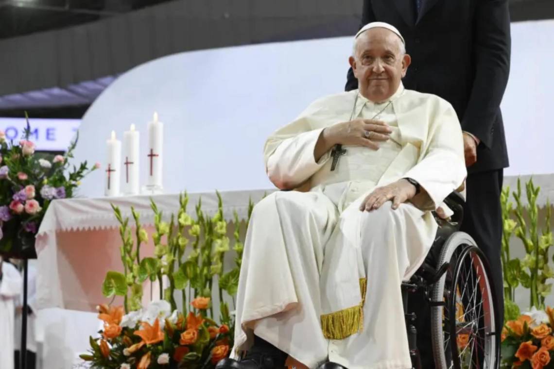 La muerte del Papa Francisco ha resonado más allá de los muros del Vaticano, provocando una oleada de mensajes de condolencia desde todas las esquinas del mundo. Líderes políticos, jefes de Estado y figuras influyentes han alzado la voz para rendir homenaje a un pontífice que trascendió las fronteras del catolicismo y se convirtió en un símbolo global de compasión, justicia social y diálogo. Con palabras cargadas de respeto y admiración, los mensajes coinciden en reconocer el legado de un hombre que predicó con el ejemplo, y cuya partida deja un vacío difícil de llenar en el escenario espiritual y diplomático del siglo XXI.