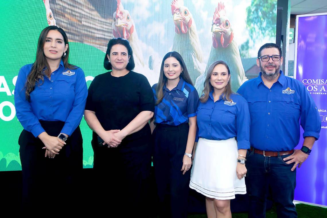 Cinthia Almendares, Directora de Mercadeo B2C: Pollo, Nadia Burbara, Representante de Comisariato Los Andes; Samantha Rovelo, Gerente de Mercadeo CLA; Melany Galeano, Brand Manager y Gustavo Abadie, Gerente de Ventas Cargill.