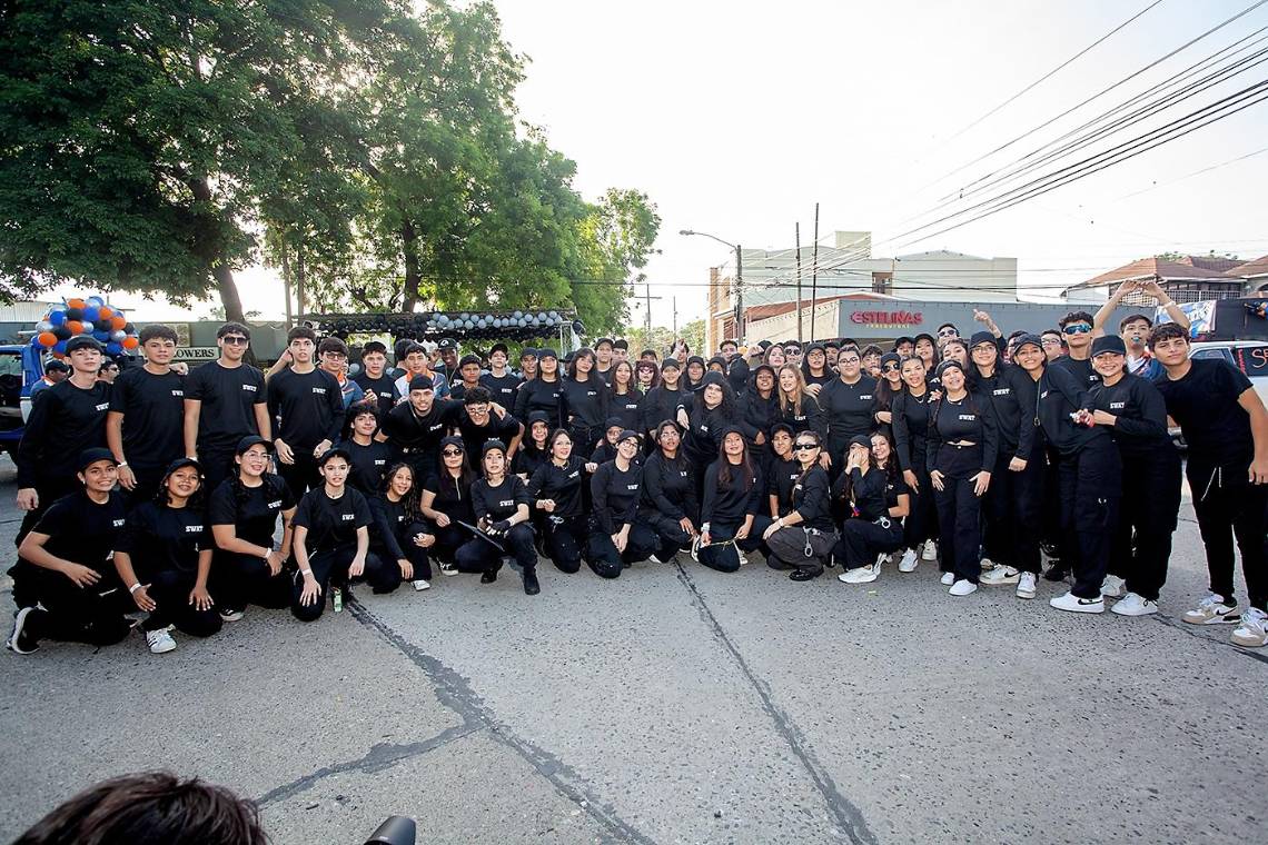 Emocionados por el inicio de esta última etapa, los seniors 2025 de Happy Days &amp; Freedom comenzaron su recorrido hacia la escuela desde el parque Benito Juárez a las 6:30 de la mañana. Con estilo SWAT y vehículos decorados, los 96 alumnos llegaron acompañados de sus padres y fueron recibidos con aplausos, coreografías, luces pirotécnicas y confeti, mientras DJ Luna animaba el evento.