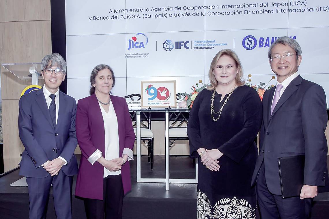 Sr. Atsunori Kadoya, representante residente de JICA, la Sra. Kinnon Scott, representante de país del Banco Mundial, Sra. María del Rosario Selman-Housein, Presidenta Ejecutiva de Banpaís y el Excelentísimo Señor: Nakai Kazuhiro, Embajador de Japón.
