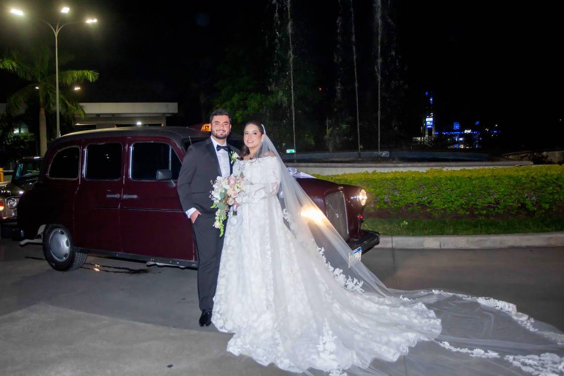 Dominique Marinakys Fernández y Héctor Daniel Murillo Fernández unieron sus vidas en una emotiva ceremonia religiosa en la Iglesia María Reina del Mundo, acompañados por sus padres Héctor Fernández y Kathe Karow de Fernández, y Constantino Marinakys y Julissa Fernández, así como por familiares y amigos cercanos que compartieron con alegría este momento especial. Tras la ceremonia, los recién casados y sus invitados se trasladaron al Hotel Copantl &amp; Convention Center, donde celebraron su felicidad durante una elegante recepción.