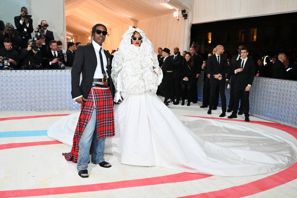 La espera valió la pena. Rihanna llegó tarde a la gala anual del Metropolitan Museum junto a su pareja A$AP Rocky pero su look se convirtió en el más icónico de la noche. Y es que la cantante, que luce orgullosa su segundo embarazo, protagonizó una entrada triunfal.