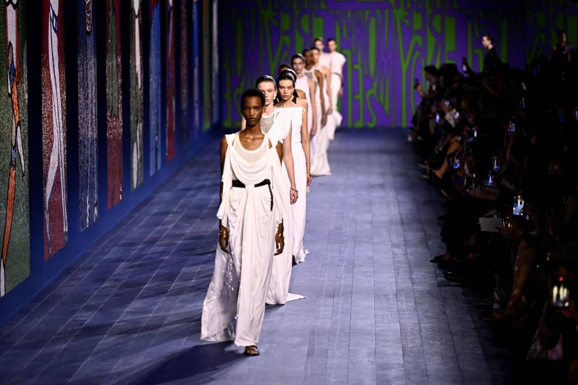 Dior invocó a las diosas del Olimpo griego en la apertura de la Semana de la Alta Costura en París, en el que la maison propone túnicas blancas de una simplicidad extrema, anudadas a la cintura, y sandalias de talón plano atadas hasta la rodilla.