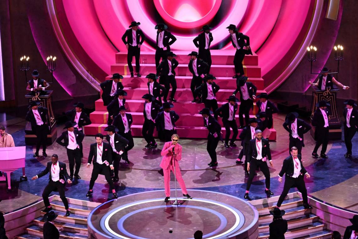 Ryan Gosling no necesitó ganar un Oscar para convertirse en la estrella de la gala con su espectacular puesta en escena del tema <i>I’m Just Ken. </i>Vestido de Gucci y acompañado de músicos legendarios, el actor de 43 años puso a todos a cantar el ocurrente tema sobre la masculinidad que inmortalizó al mejor amigo de Barbie.