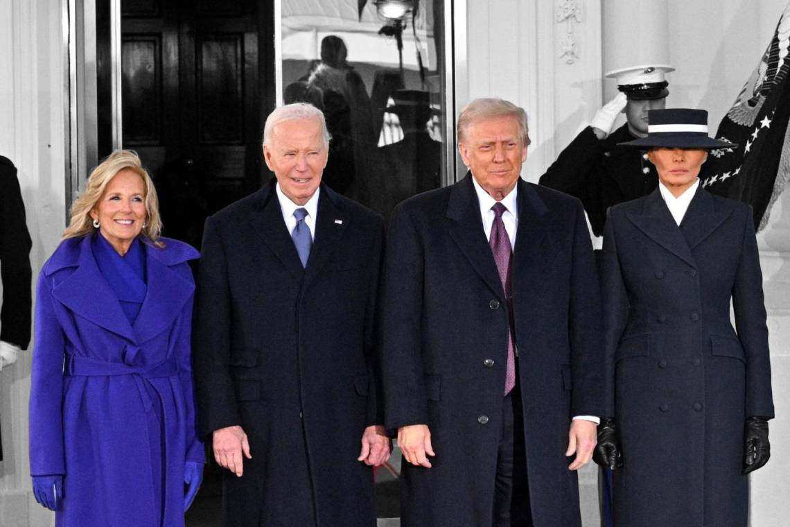 A medida que se acercan los actos oficiales para la toma de posesión de Donald Trump, la atención no sólo está puesta en las tradiciones, sino también en los atuendos que marcarán este importante evento. La moda juega un papel clave en ceremonias de esta magnitud, donde las figuras públicas y la familia presidencial suelen lucir estilos que combinan elegancia y poder. Aquí te mostramos los looks más destacados hasta el momento.