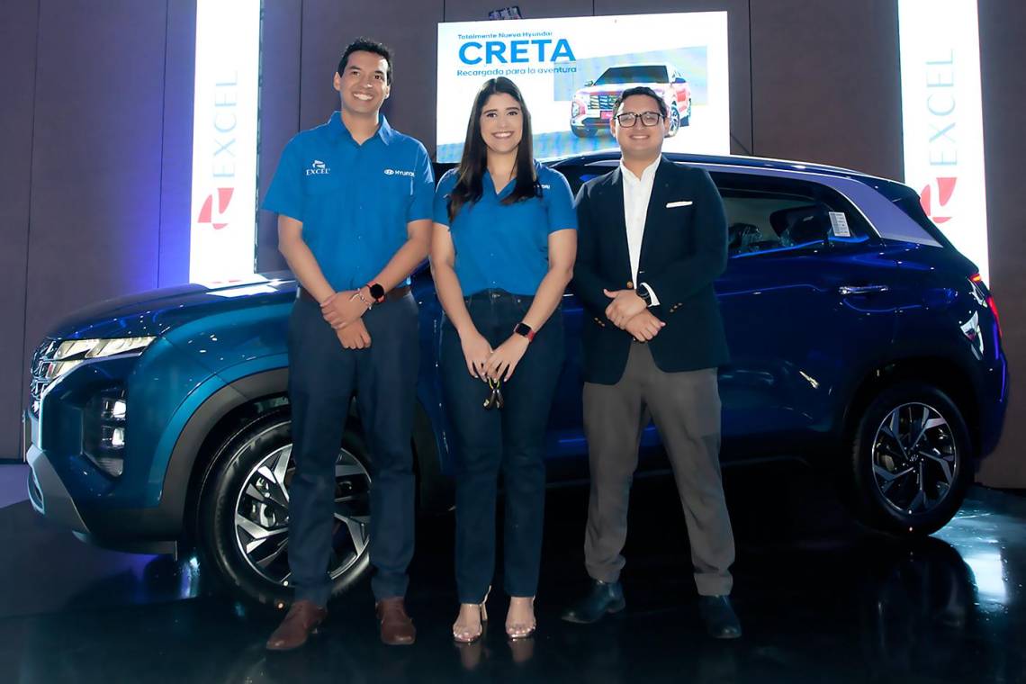 Hugo Flores, gerente de mercadeo de Excel, Nicole Cerrato y Martin Pineda, jefe de ventas Hyundai en Excel Automotriz.