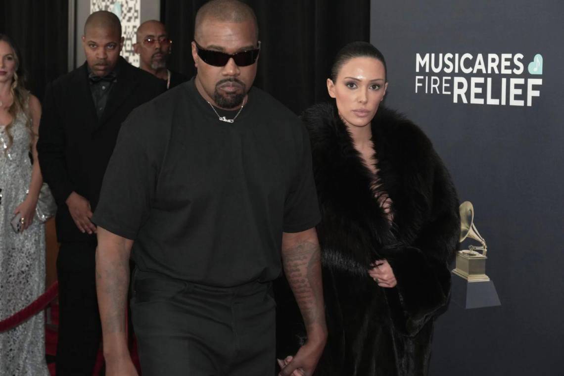 Desde su enigmática relación con Kanye West hasta sus arriesgados looks que desafían todas las normas, Bianca Censori se ha convertido en una de las figuras más comentadas del momento. Su estilo, su historia y el debate sobre su autonomía dentro de una relación mediática han desatado controversia en la industria de la moda y el espectáculo. Descubre quién es realmente la mujer que está redefiniendo los límites del glamour y la polémica.