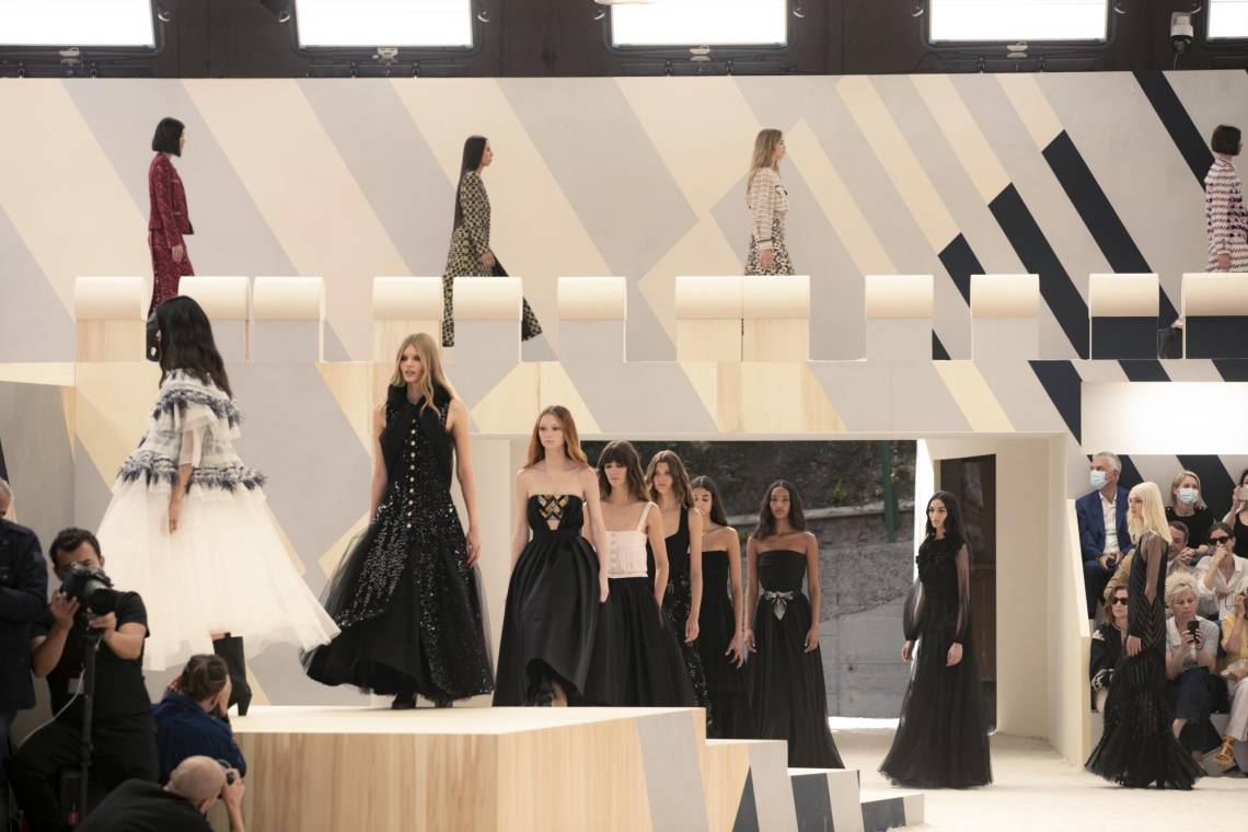 La maison francesa presentó su apuesta Haute Couture Fall Winter 2022/2023 en la que Virginie Viyard deja espacio para la experimentación.Y es que rodeada de un grupo de artistas compuesto por Xavier Veilhan, Sebastien Tellier, Charlotte Casiraghi, Pharrel Williams y Vivienne Rohner, la directora creativa de Chanel encontró inspiración para esta apuesta cargada de suits y vestidos largos que evocan el estilo de los años 30.