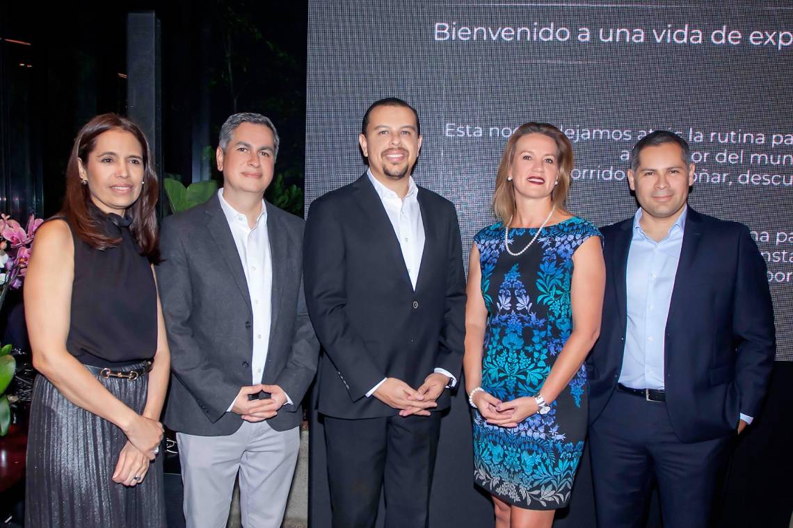 Anny Cárcamo, Gerente de Mercadeo de Banco Cuscatlán; Ricardo Rodríguez de VISA; Allan Castillo: Gerente de Medios de Pagos de Banco; Ana Cecilia Quezada, Directora de VISA y Ever Cerrato, Coordinador de tarjetas de Banco Cuscatlán.