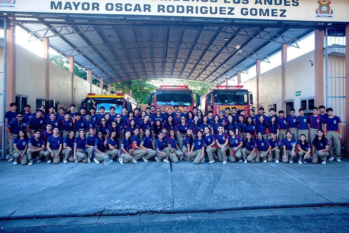 Desde muy temprano, los 98 seniors de Happy Days &amp; Freedom Institute vivieron una mañana inolvidable en su Entrance. Con pantalones kaki y tirantes de bombero, llegaron a la estación Los Andes “Mayor Óscar Rodríguez Gómez”, donde entre fotos, risas y alegría iniciaron su caravana rumbo al colegio. El comité de padres, junto a la planner Marcela Cueva, cuidó cada detalle para que todo saliera perfecto: desde la llegada a la estación hasta el recibimiento en el gimnasio, donde fueron ovacionados por autoridades, familias y compañeros, celebrando con entusiasmo el inicio de su último año de secundaria.