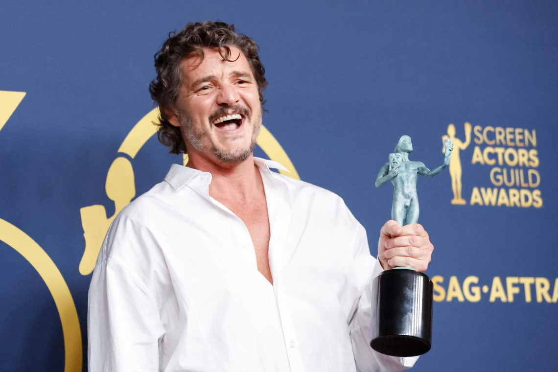 La carrera de Pedro Pascal es un viaje que cautiva a muchos. Desde su impactante papel en series como “Narcos”, “Game of Thrones” y “The Mandalorian”, hasta su participación en éxitos de taquilla como “Wonder Woman”, Pascal ha dejado una marca indeleble en la industria del entretenimiento. Pero, ¿quién es realmente Pedro Pascal? ¡Te invitamos a descubrirlo con algunos datos curiosos sobre este talentoso actor!