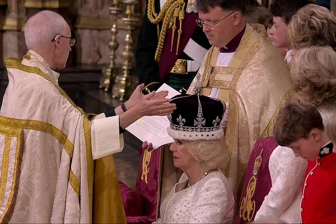 El Arzobispo de Canterbury procede a imponerle en la cabeza la corona de la Reina María
