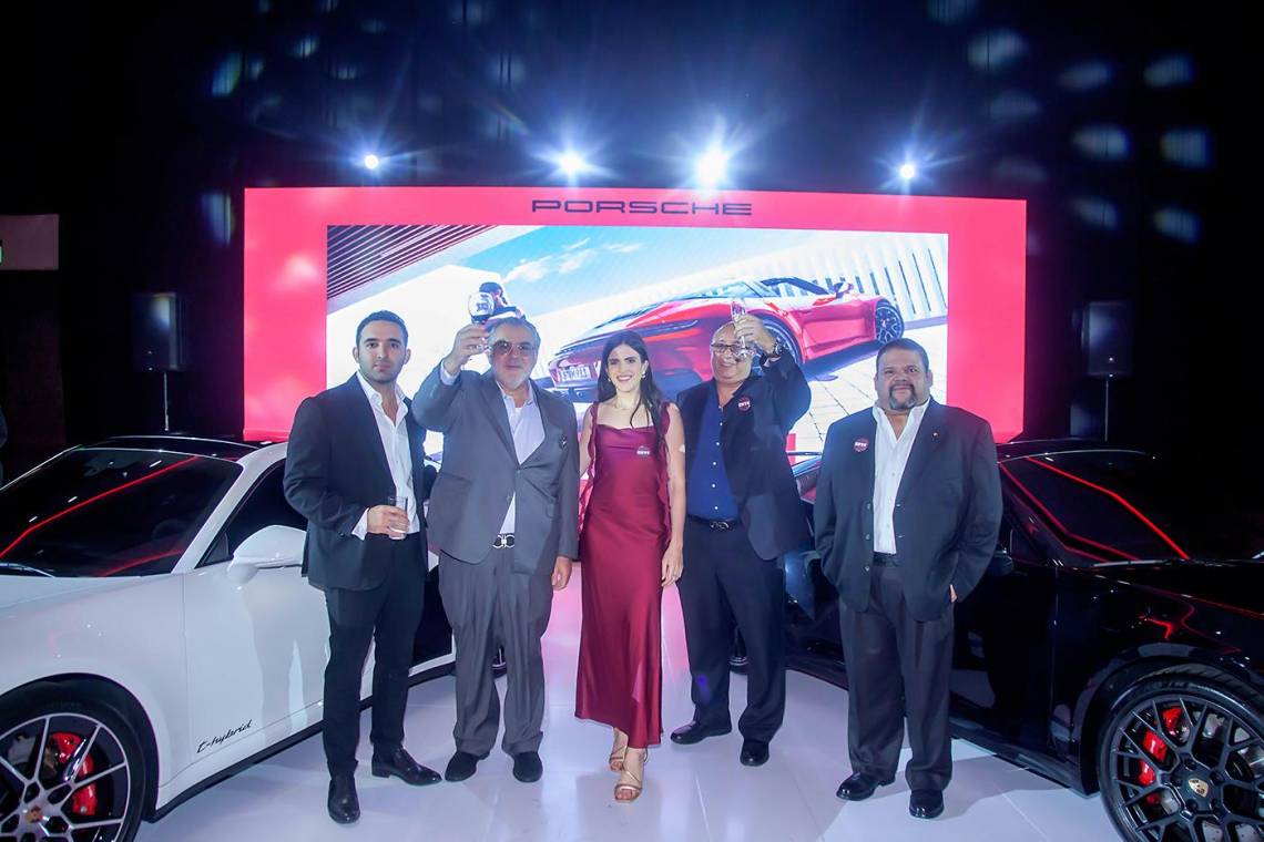 Con más de seis décadas de historia, el Porsche 911 sigue siendo un referente mundial del automovilismo, fusionando tradición, innovación y un diseño que trasciende el tiempo. Lama Motors, distribuidor oficial de Porsche en Honduras, presentó en una exclusiva velada en el salón Napoleón V del hotel Copantl &amp; Convention Center la nueva generación del 911 Carrera 4 GTS, un modelo que marca un hito en desempeño, tecnología y sofisticación, siendo el primer 911 homologado para carretera con un sistema híbrido de alto rendimiento especialmente ligero. En la foto: Fernando y Carlos Lama, Daniela Lama de Brito, Alfredo León Gómez y Francisco Abadie. durante el brindis del lanzamiento del Porsche 911.