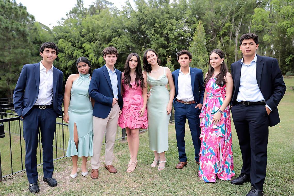 Inmersos en un entorno natural de pinos con una impresionante vista panorámica de Tegucigalpa, los estudiantes de último año de Altares y Aldebarán Bilingual Schools se reunieron para disfrutar de su tradicional almuerzo de despedida. Con una actitud jovial, los jóvenes llegaron ansiosos por compartir momentos memorables con sus compañeros, mientras se preparan para su graduación de high school.