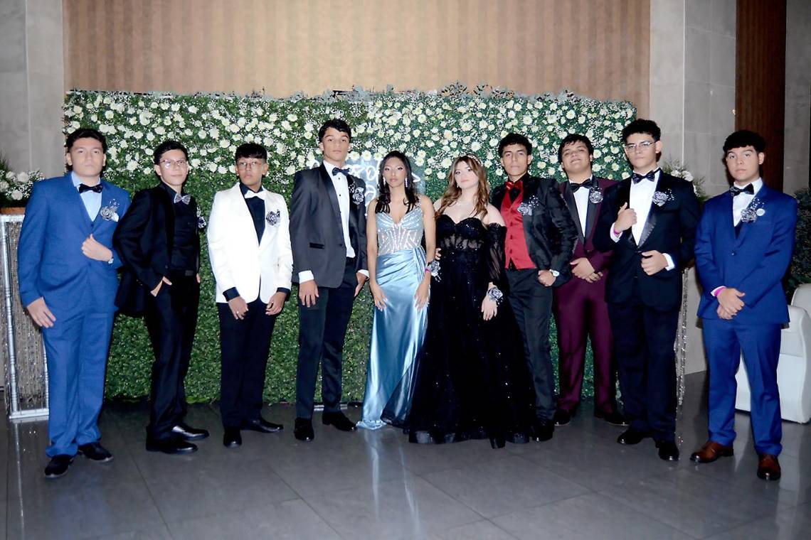 Los Seniors de Hillcrest School 2024 vivieron una noche mágica e inolvidable al celebrar su tan esperado prom. Este evento marcó un hito significativo en sus vidas, simbolizando no solo el final de una etapa académica, sino también el inicio de nuevos caminos y oportunidades. Con elegantes vestidos, trajes impecables y sonrisas radiantes, los estudiantes disfrutaron de una velada llena de música, baile y recuerdos que atesorarán para siempre.