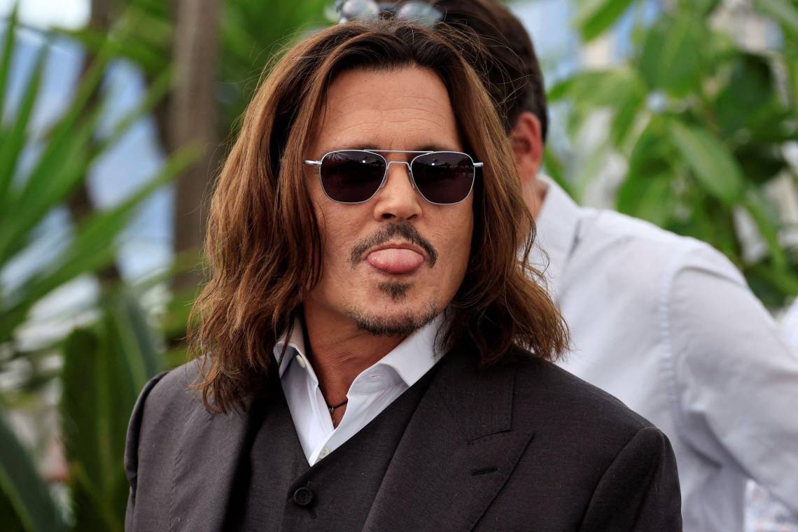 “En estos cinco, seis últimos años, la mayor parte de lo que han leído es un ficción horrorosamente escrita”, dijo en rueda de prensa el controversial Johnny Depp, quien llegó a Cannes para la proyección de su nuevo filme <i>Jeanne du Barry</i>. Fiel a su fama de rebelde, no perdió la oportunidad de sacar la lengua a los paparazzi.