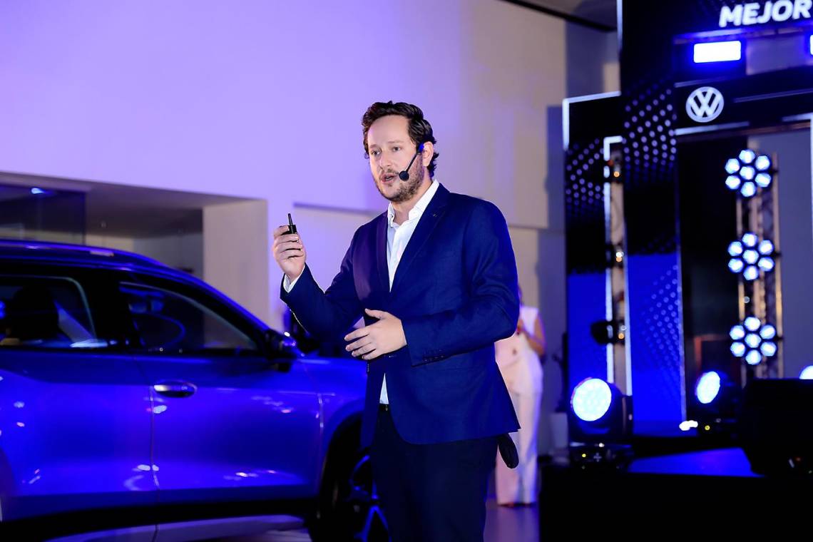 Invitados especiales descubrieron durante un coctel en Tegucigalpa la nueva Tiguan 2025, vehículo que como explicó el Director Regional de Mercadeo de Grupo Continental Motores, Ian Hagen, es sinónimo de innovación y seguridad. Integra tecnologías como el Travel Assist, asistente de cambio de carril y apertura automática del maletero con el pie, ofreciendo al conductor un mayor control, confort y una experiencia superior en cada viaje, aseguró.