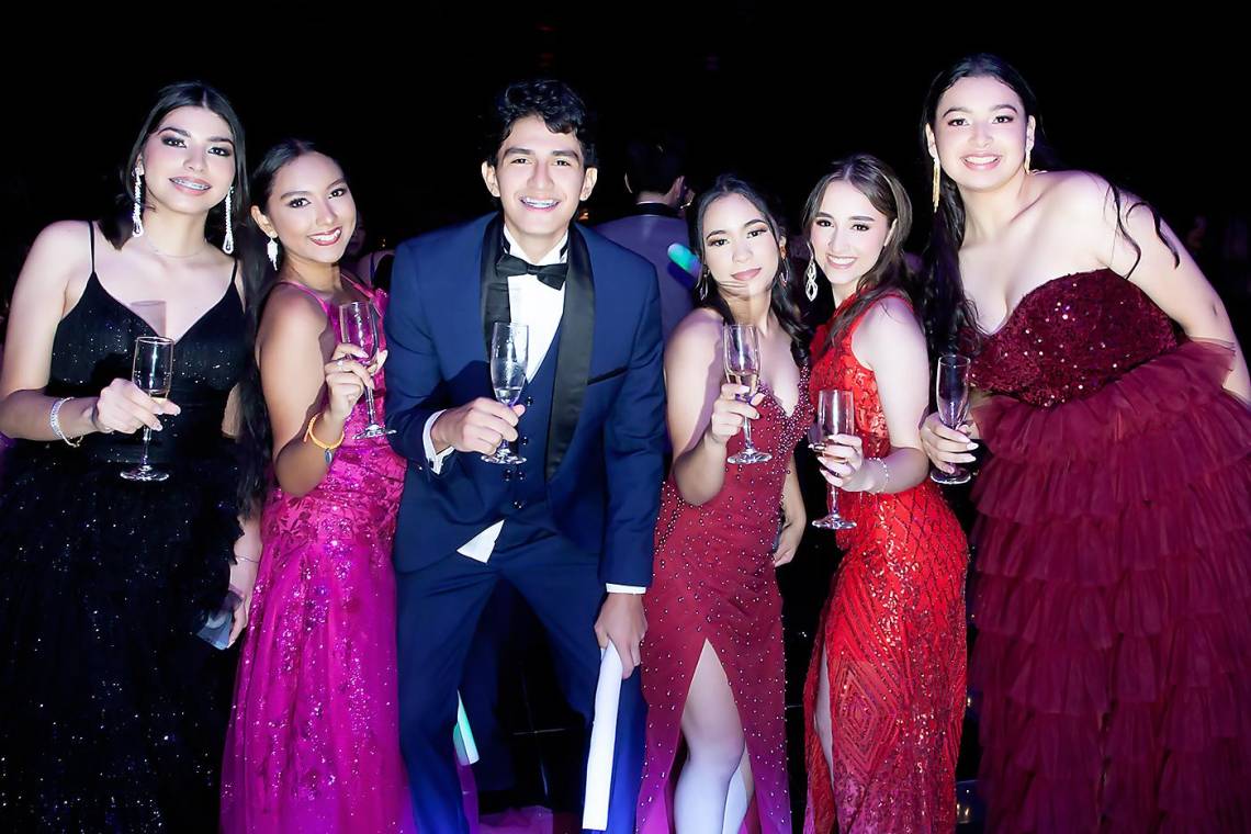 La celebración de los graduados de la Escuela Bilingüe Kiddy Kat &amp; Institute Morazzanni en los salones Napoleón del Copantl Convention Center fue un evento elegante y lleno de alegría. Padres e hijos desfilaron juntos y compartieron un emotivo vals. La culminación fue un brindis en honor a los nuevos bachilleres bilingües en Ciencias y Humanidades. La fiesta, amenizada por el DJ Luna y un delicioso banquete, se prolongó por varias horas, manteniendo un ambiente festivo y memorable.