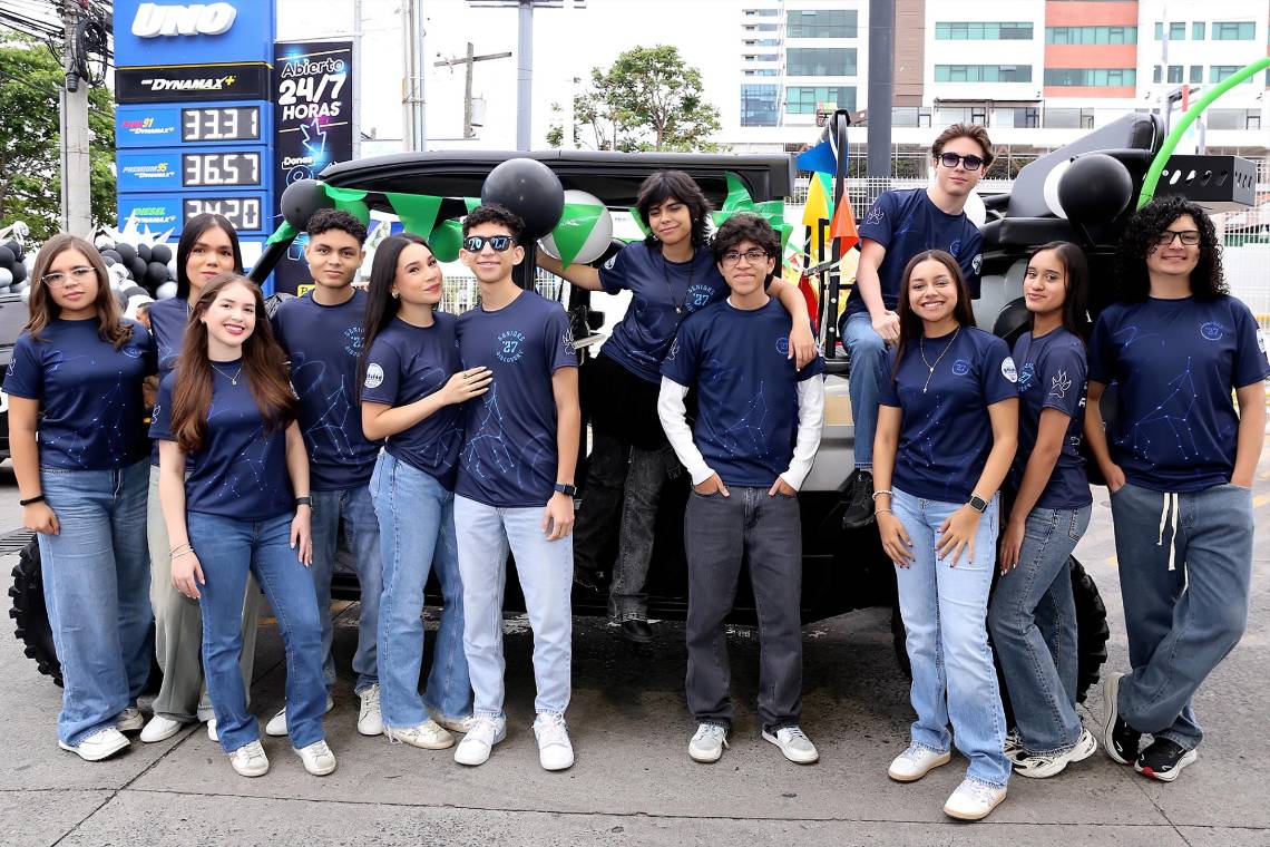 Llenos de emoción y sonrisas los seniors 2027 de Discovery School disfrutaron de su senior entrance iniciando en el Boulevard Morazán para dar inicio a la caravana de carros con decoraciones de globos y más. Entre música y aplausos dieron inicio a su ultimo año escolar marcando el comienzo de una etapa llena de aprendizaje y recuerdos inolvidables.