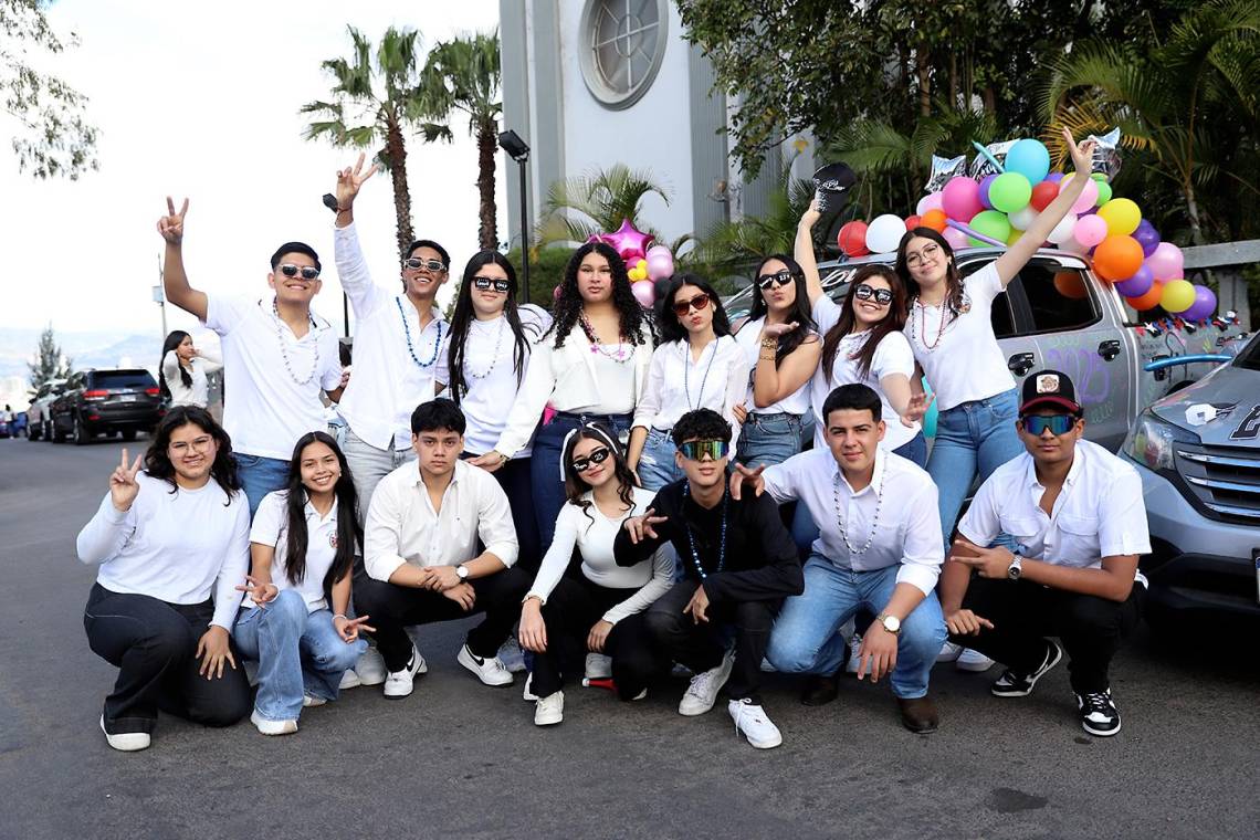 Los seniors 2025 del Instituto San Francisco iniciaron su último año escolar con una emotiva misa de acción de gracias en la Basílica de Suyapa, marcando el comienzo de una etapa inolvidable. Tras la ceremonia, los estudiantes abordaron vehículos decorados para participar en una animada caravana rumbo a la escuela, donde fueron recibidos con gran entusiasmo por el personal docente y administrativo. Entre luces, globos y aplausos, celebraron juntos el inicio de su año de graduación, cargado de sueños, metas y momentos para atesorar.