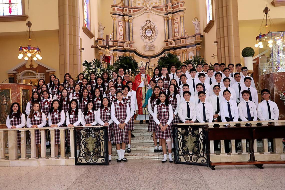 La Basílica de Nuestra Señora de Suyapa recibió esa mañana a los alumnos de décimo grado de Macris School, quienes llegaron felices y emocionados para cumplir con el sacramento de la confirmación. Acompañados de sus padres, padrinos y autoridades escolares, los jóvenes siguieron atentos cada minuto de la solemne ceremonia.