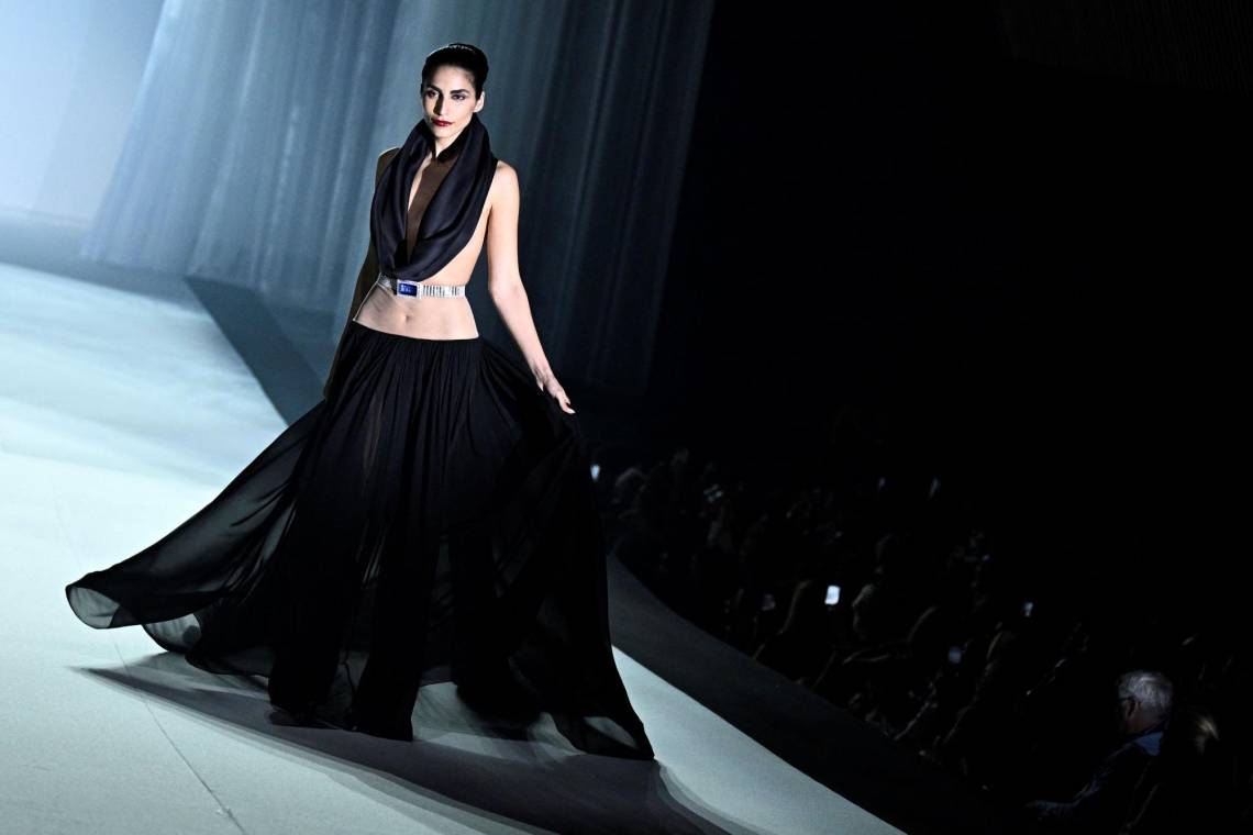 El diseñador francés Stephane Rolland presentó en la Semana de la Alta Costura en París su colección Otoño Invierno 2024/25 en la que como es costumbre predominaron volúmenes, formas teatrales, faldas corpulentas, estructuras envolventes y diseños tridimensionales, la más pura esencia del haute couture.