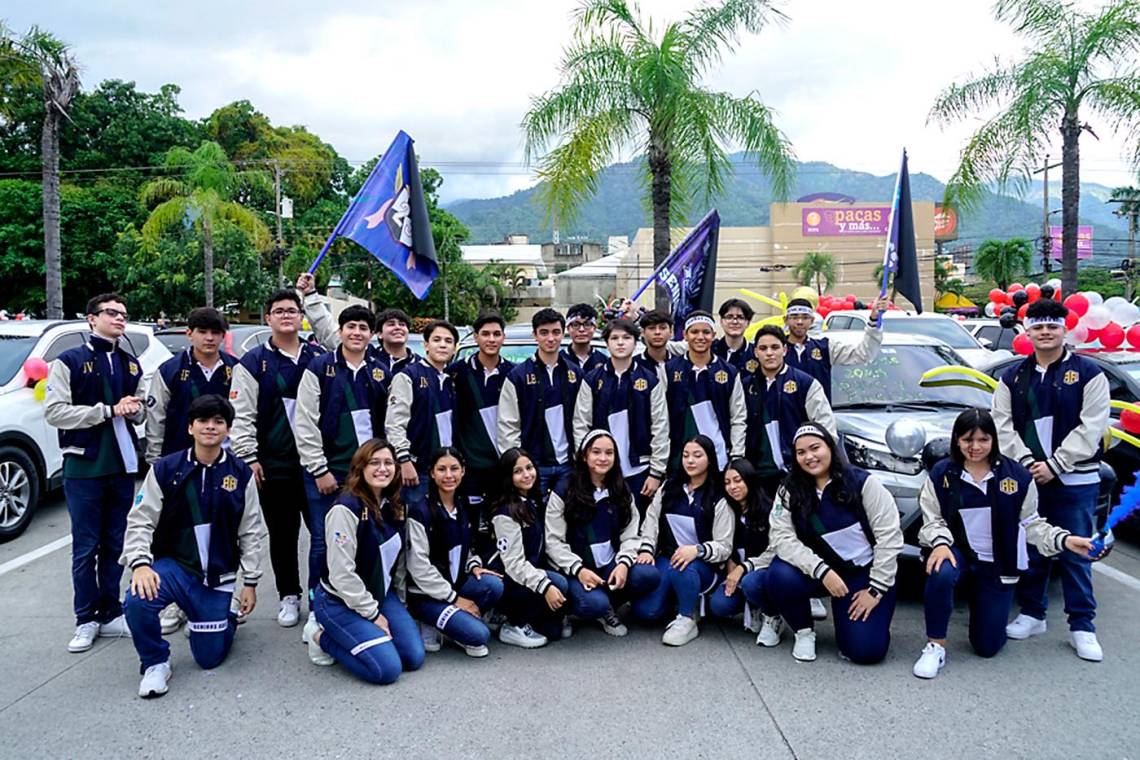 Luego de disfrutar un rico desayuno, los seniors de la Academia Americana se dispusierona realizar el recorrido hacia el plantel de la institución, en una caravana de vehículosadornados con globos.