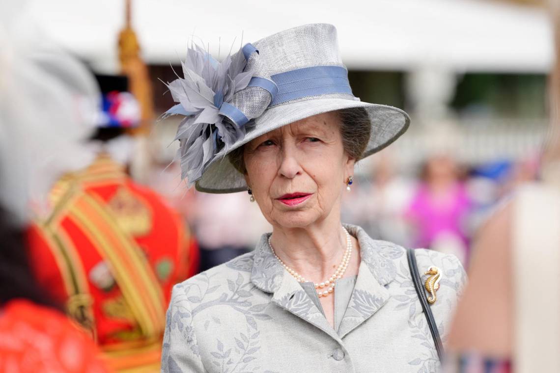 La princesa Ana, de 73 años, gran aficionada a montar a caballo, sufrió un accidente el fin de semana que le provocó heridas leves, según informó el Palacio de Buckingham.