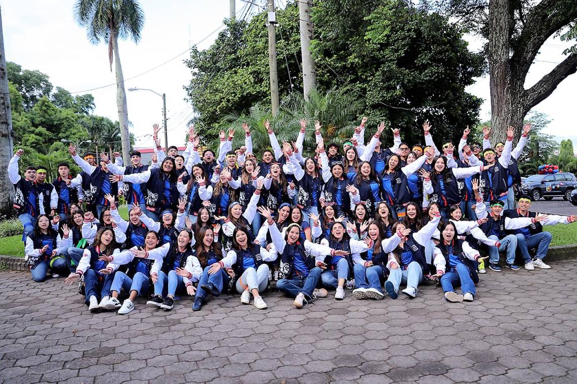 El año académico no pudo empezar de mejor manera. Los seniors 2025 de Macris School llegaron muy temprano a La Cuisiniette, donde compartieron un alegre desayuno para luego dirigirse en caravana a la escuela, donde estalló una verdadera fiesta. El gimnasio estaba listo para la entrance que marcó el comienzo de las celebraciones por el 40 aniversario de Macris, la casa de los winged lions.
