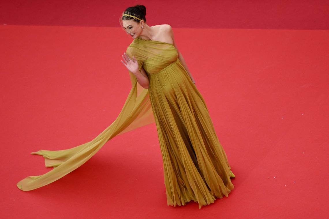 La modelo estadounidense Karlie Kloss desfiló radiante en la alfombra roja del Festival de Cine de Cannes para asistir a la proyección de <i>Indiana Jones and the Dial of destiny</i>. La top de 30 años presumió su baby bump, que recién reveló en la gala del MET.