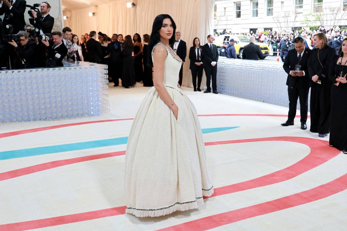 La imponente alfombra extendida en el Metropolitan Museum of Art de New York ha sido punto de encuentro de celebridades, filántropos y fashion icons en un espléndido evento que inaugura oficialmente la esperada muestra<i> Karl Lagerfeld: A Line Of Beauty. </i>En la imagen, Dua Lipa, co-chair del evento.