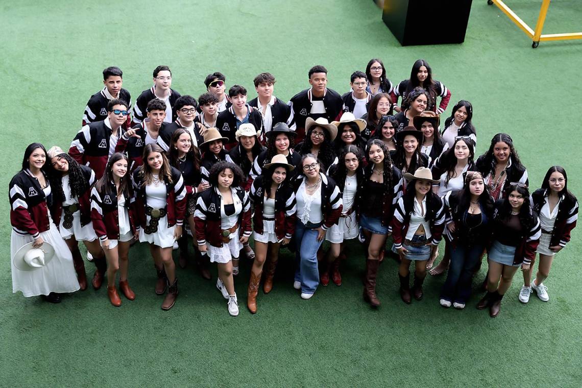 La mañana en la Mayan School se llenó de energía y espíritu festivo con la llegada de los seniors 2026. En una colorida caravana, los estudiantes hicieron su gran entrada luciendo outfits de vaqueros. Entre música, risas y la emoción de quienes los recibían, los seniors 2026 dieron inicio oficial a su último año escolar, comenzando así una etapa que promete estar llena de recuerdos, aventuras y momentos para atesorar.