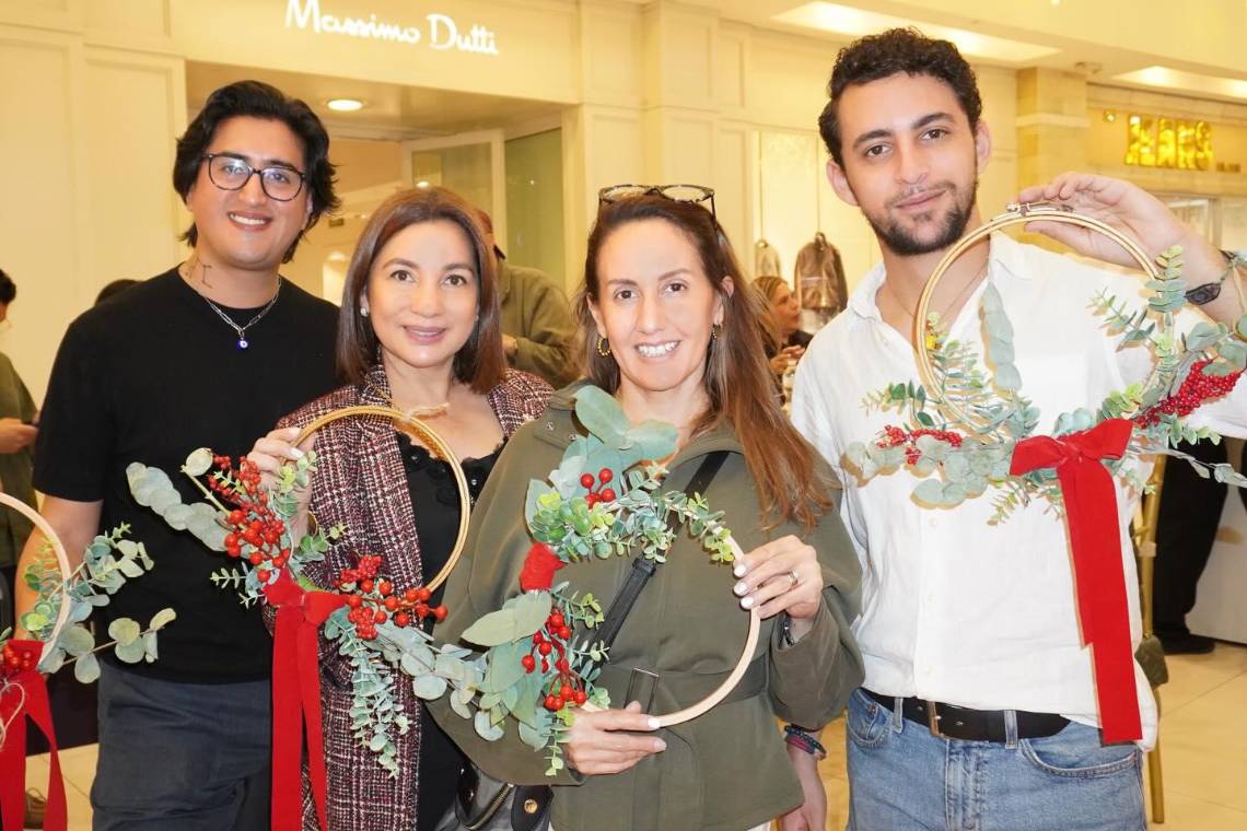 Multiplaza Tegucigalpa y Revista Estilo presentaron “Whispers of Christmas”, una tarde llena de espíritu festivo donde nuestros invitados decoraron sus propias coronas navideñas con la ayuda de Detox Creativo para llevar la magia a sus hogares. En la foto: José Vargas, Sandra Noguera, Gabby Zelaya y Mario Menpez.