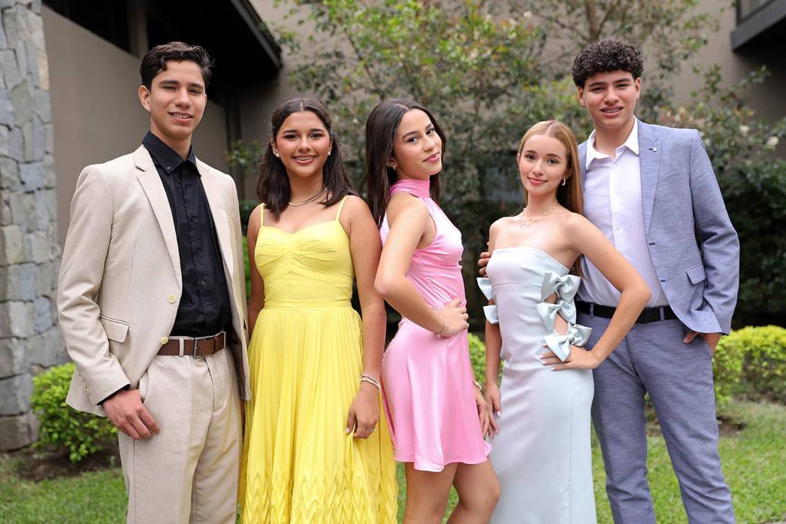 Cuando los primeros rayos de sol comenzaron a iluminar el día, los 45 seniors de Mayan School llegaron puntuales a La Cumbre para disfrutar de su tradicional desayuno de generación. Melody Flores, Alina Mercado y Nataly Hiza fueron las encargadas de dar las palabras de bienvenida, recordando los momentos compartidos hasta la fecha y celebrando el inicio de una etapa inolvidable. La mañana terminó entre abrazos y selfies, dejando recuerdos para siempre.