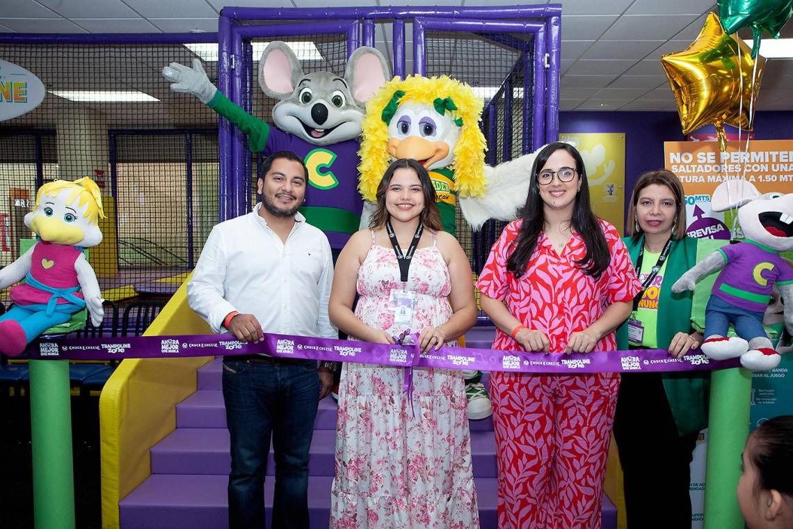 Entre risas, globos y el inconfundible ambiente de diversión, Chuck E. Cheese presentó la renovación completa de su espacio en Multiplaza San Pedro Sula, marcando un emocionante hito para la icónica franquicia en Honduras. En la foto: Manuel Santos, gerente de cuentas clave para Grupo Corinsa, Pamela Alvarenga, coordinadora de mercadeo de Chuck e Cheese, y Claudette Kattán, jefe de mercadeo de Multiplaza San Pedro Sula, durante la inauguración de la de la zona de trampolín.