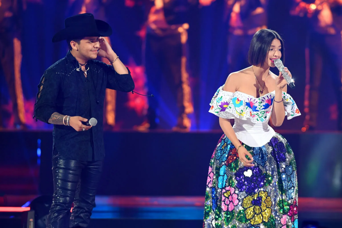 Recientemente, Christian Nodal se vio envuelto en una controversia mediática debido a rumores que sugieren que su esposa, Ángela Aguilar, habría sido su amante durante su relación anterior con Cazzu, quien además es madre de su hija. En una transmisión en vivo por Instagram, Nodal se dirigió abiertamente a sus seguidores para desmentir las acusaciones y defender tanto su integridad como la de Ángela Aguilar. A continuación, se destacan los puntos más importantes de sus declaraciones: