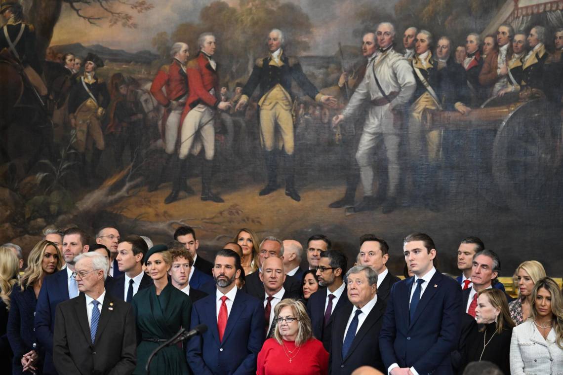 La familia Trump en pleno minutos previos a la juramentación del presidente Donald Trump, realizada en el interior del Capitolio