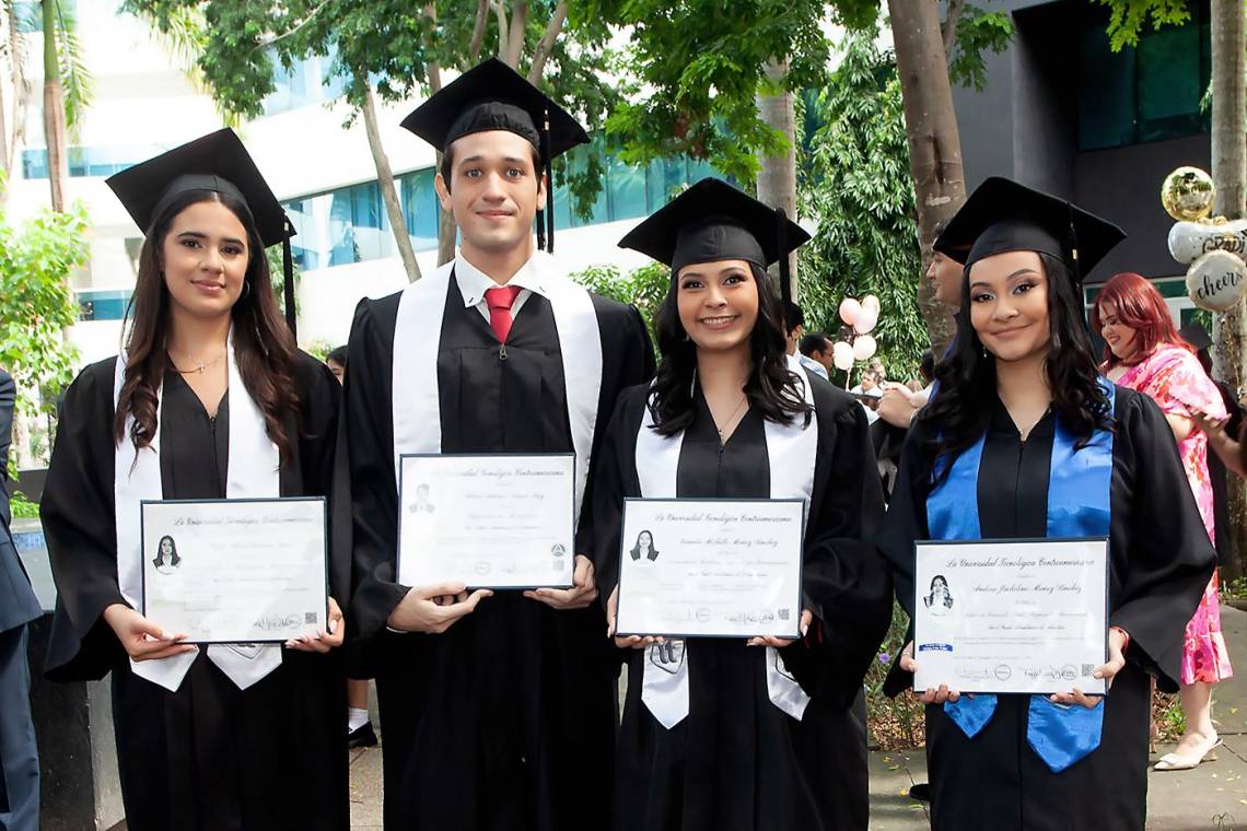 La Universidad Tecnológica Centroamericana (UNITEC) Campus San Pedro Sula celebró la última ceremonia de graduación del año, otorgando título profesional a un total de 177 nuevos másteres, licenciados, ingenieros, abogados, psicólogos y arquitectos.
