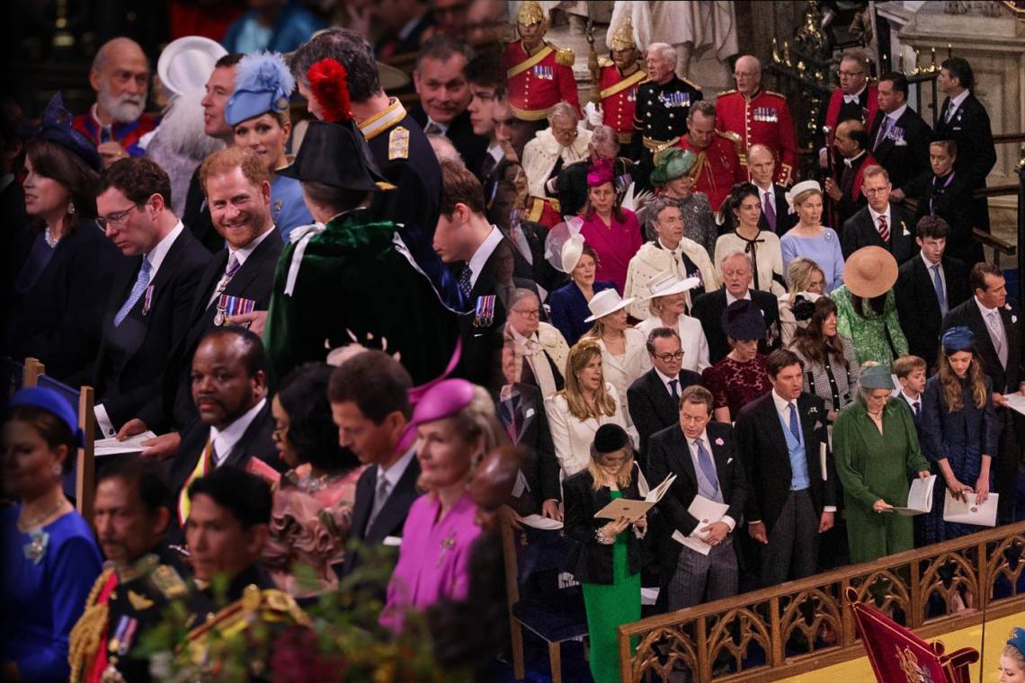 La histórica coronación de Carlos III dejó claro que su alejamiento con su hijo Harry es definitivo. En la imagen a la izquiera, el príncipe fue relegado a la tercera fila en la abadía de Westminster, mientras, a la derecha, los hijos de su madrastra presenciaron la ceremonia desde la primera fila.