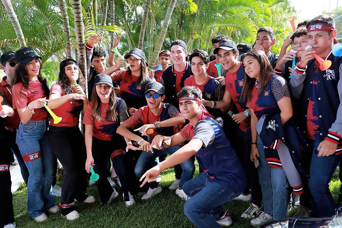 El regreso a la escuela fue una verdadera fiesta en Macris School, donde los seniors 2024 hicieron una entrada triunfal para celebrar el primer día de clases de su último año de secundaria. Las emociones, la música y bailes se disfrutaron al máximo en una mañana memorable.