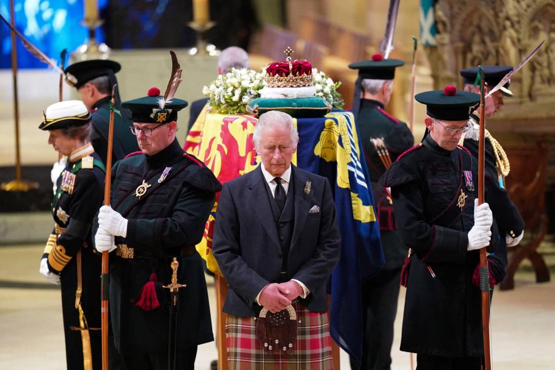 El rey Carlos III preside la vigilia en la catedral de St Giles en Edinburgo, donde se rinden honores a la monarca británica. (Photo by Jane Barlow / POOL / AFP)