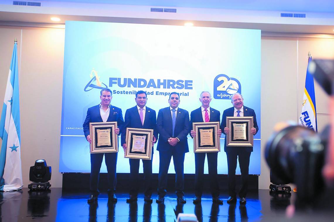 Los expresidentes de Fundahrse recibieron un pergamino por su encomiable labor durante su gestión. Mateo Yibrin, Yusuf Amdani, Mario Faraj, presidente actual de FUNDAHRSE, Bruce Burdett y Jacobo Kattan.